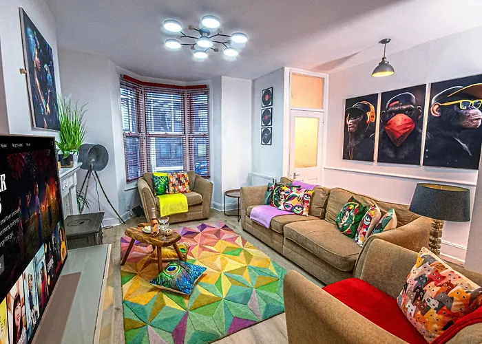 Central 3 - Bedroom Townhouse In Brighton With Parking